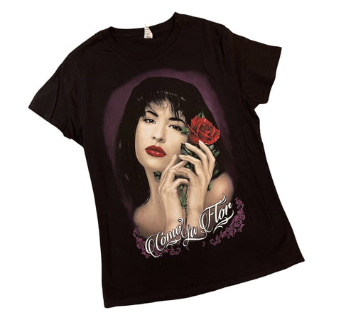 "Selena con Flor-Como La Flor" Women's Tee